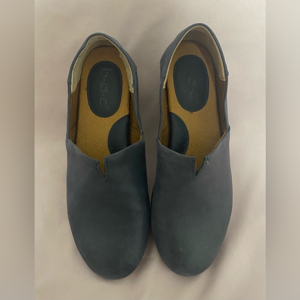 b.ø.c. Suree slip-on loafers with a leather upper in a navy Women’s size 6